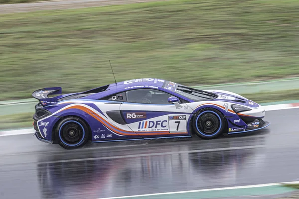 Coche Súper Rápido Pista Días Nublados Lluviosos Mclaren 570S —  Fotos de Stock