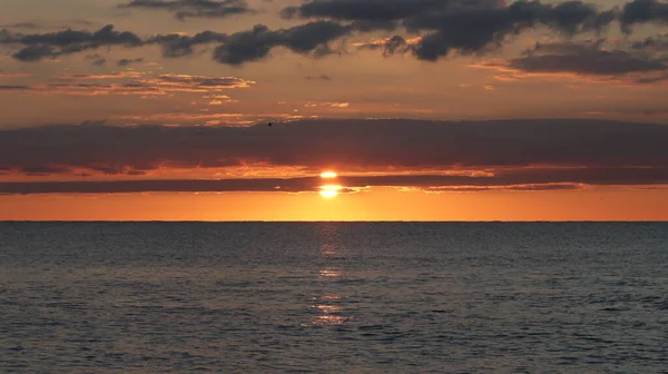Hipnotyzujący Zachmurzony Wschód Słońca Niebo Nad Morzem — Zdjęcie stockowe