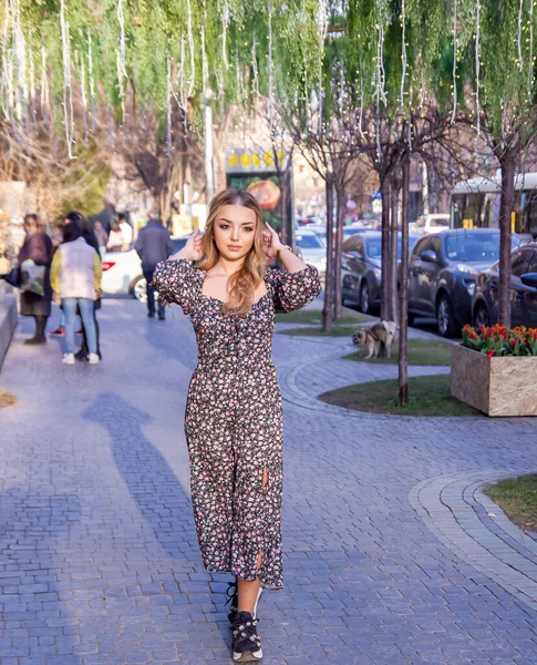 Una Foto Vertical Una Hermosa Joven Con Vestido Floral Posando —  Fotos de Stock