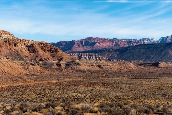 Uma Vista Árida Deserto Com Montanhas Rochosas Sob Céu Azul — Fotografia de Stock