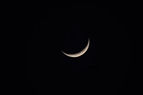 在漆黑的夜空中 新月的美景 — 图库照片