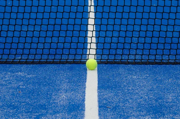 Blå Paddel Tennisbana Och Nät Med Boll — Stockfoto