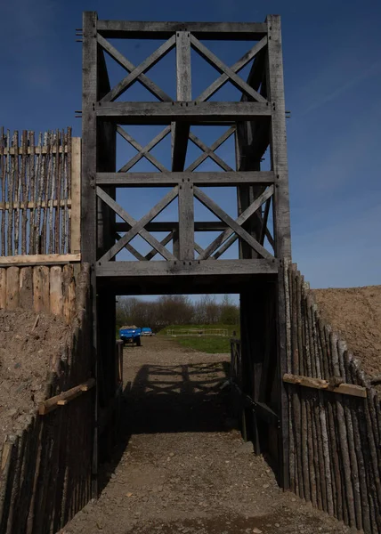 Een Verticaal Shot Van Een Antiek Houten Romeins Fort Gebouwd — Stockfoto
