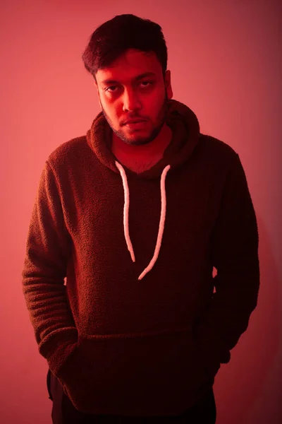 赤いネオン色の照明効果を持つインド人男性のファッションスタジオの肖像画 — ストック写真