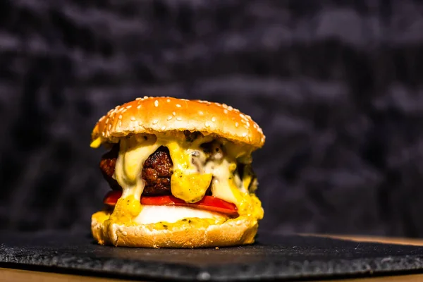 Eine Nahaufnahme Von Einem Frischen Leckeren Rindfleisch Cheeseburger Mit Geschmolzenem — Stockfoto