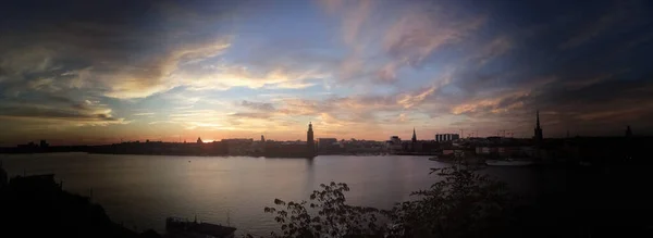 Panorama Bild Vacker Stad Vid Kusten Ett Hav Vid Solnedgången — Stockfoto
