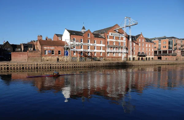 Uma Vista Reflexiva Das Propriedades Beira Mar Rio Ouse York — Fotografia de Stock