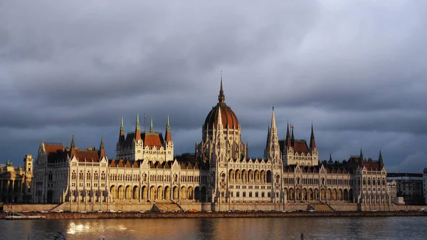 Edifício Parlamento Húngaro Margem Rio Dunay Com Fundo Céu Nublado — Fotografia de Stock