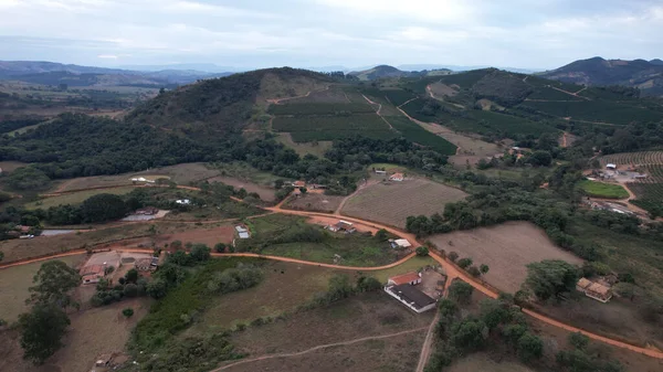 Una Toma Aérea Una Montaña Con Cobertura Verde Sendero — Foto de Stock