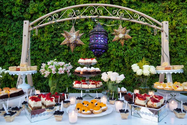 結婚式のレセプションでケーキのプレートが飾られたテーブル — ストック写真