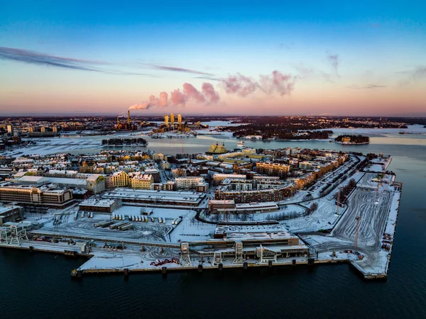 Luftaufnahme Der Sonnenbeschienenen Stadtlandschaft Von Katajanokka Wintersonnenuntergang Helsinki Verfolgung Drohnenaufnahme — Stockfoto