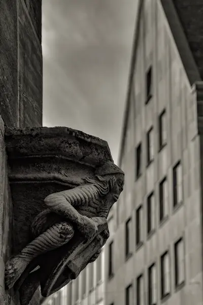 Сіра Галявина Статуї Стіні Будівлі — стокове фото