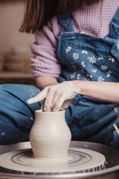 Close Mãos Mulher Criando Vaso Cerâmica Artesanal Uma Cerâmica Workshop — Fotografia de Stock