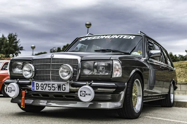 Tiro Baixo Ângulo Mercedes Benz W123 Clássico Carro Luxo Estilo — Fotografia de Stock