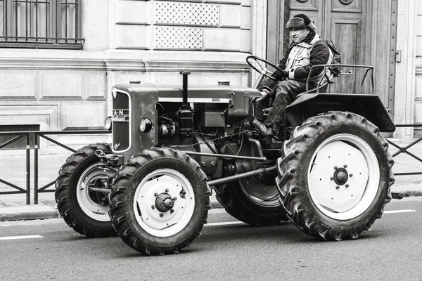 Šedý Snímek Muže Který Řídí Starý Klasický Traktor Městě — Stock fotografie