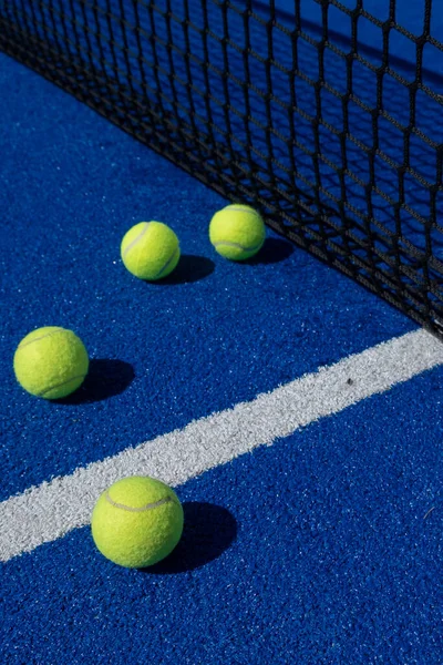 Fyra Bollar Bredvid Nätet Och Mittlinjen Blå Paddel Tennisbana Racket — Stockfoto