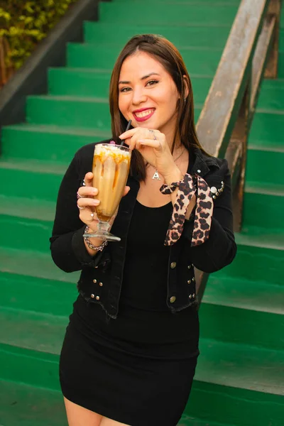 Una Hermosa Mujer Elegante Posando Para Una Foto Parque — Foto de Stock