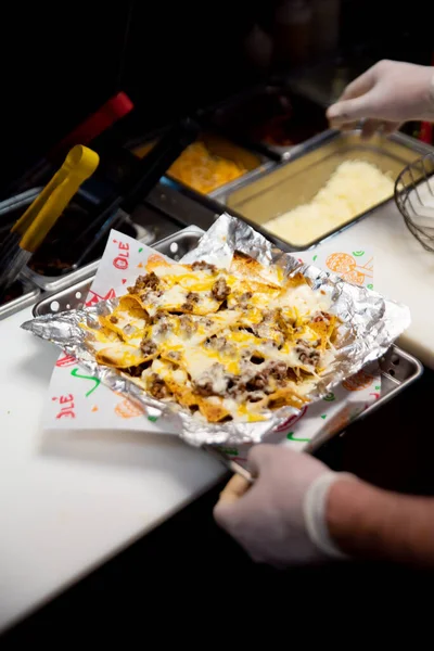 Uma Foto Vertical Chef Preparando Nachos Mexicanos Com Bife Restaurante — Fotografia de Stock