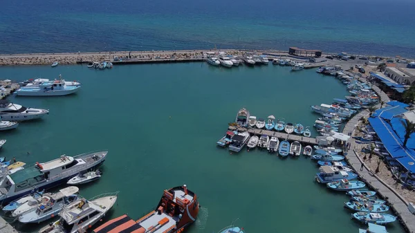 Tir Angle Élevé Bateaux Amarrés Port Contre Une Mer Turquoise — Photo