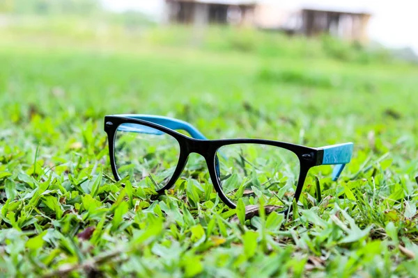 Sonnenbrillen Fallen Auf Gras — Stockfoto