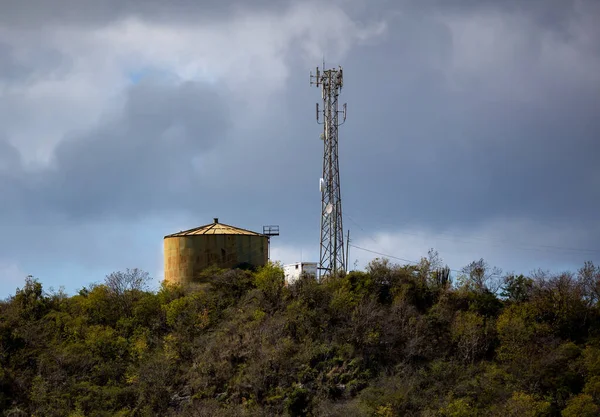 Una Hermosa Toma Una Torre Telecomunicaciones Tanque Agua Árboles Forestales — Foto de Stock