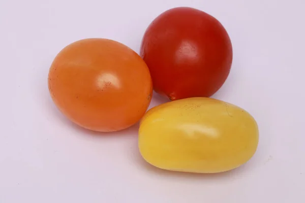 Primo Piano Pomodori Ciliegini Colorati Isolati Uno Sfondo Bianco — Foto Stock