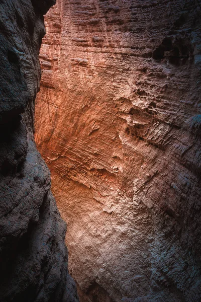在明亮的阳光下 在红色的石质沙漠中一个悬崖的垂直镜头 — 图库照片
