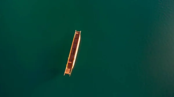 Tiro Aéreo Vertical Pequeno Barco Madeira Corpo Verde Água — Fotografia de Stock