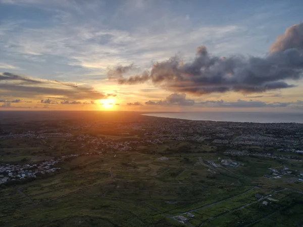 特里尼达和多巴哥一个乡村的空中景观 夕阳西下的天空是美丽的 — 图库照片