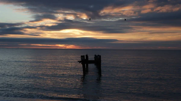 Гарний Морський Пейзаж Під Хмарним Небом Сходу Сонця — стокове фото