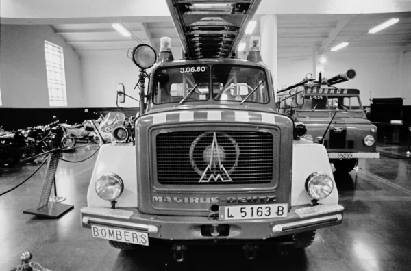 バルセロナ市の古い消防士のトラックマルギウス ドイツの灰色のスケール — ストック写真