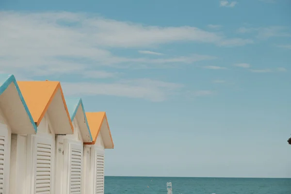 Pequenas Casas Brancas Praia Fundo Azul Céu Nublado — Fotografia de Stock