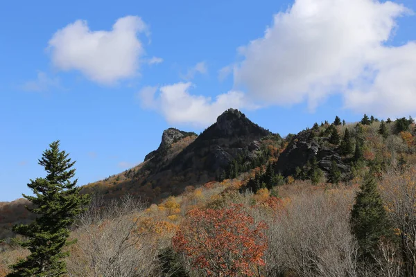 Ein Schöner Blick Auf Felsige Hügel Einem Sonnigen Tag — Stockfoto