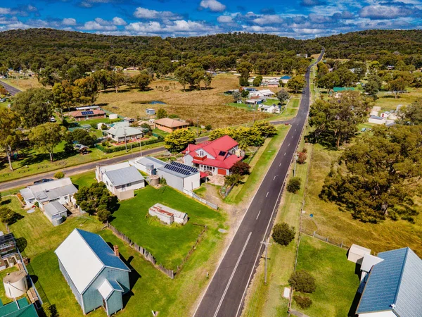 Tiro Aéreo Vegetação Vibrante Torno Dos Edifícios Emmaville Austrália Dia — Fotografia de Stock