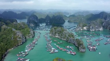 Yüzen Pazar Cat Ba Adası, Vietnam 'da tepelerle çevrili.