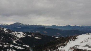 Karlı bir manzaranın güzel bir manzarası