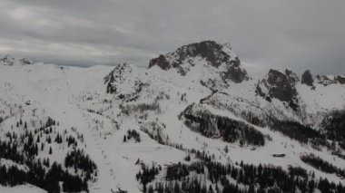 Karlı bir manzaranın güzel bir manzarası