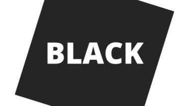 Siyah ve beyaz arkaplan üzerine yazılmış 