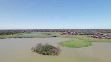 Nehir kenarındaki göl ve bina temiz bir gökyüzüne bakıyor.