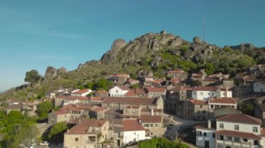 Monsanto 'nun hava görüntüleri. Orta Portekiz' de şatosu olan bir köy.