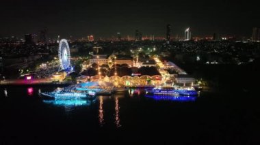 Chao Phraya Nehri 'nde güzel bir gece gezisi manzarası.