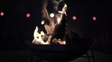 Yanan kömür közlerine yakın çekim