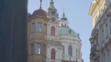 Prag 'daki Aziz Niklas kilisesinin düşük açılı bir görüntüsü.