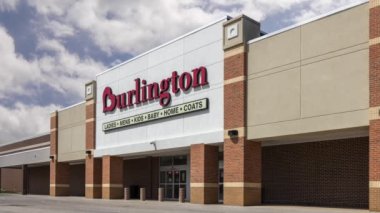 Mavi gökyüzünün altındaki Burlington ticari mağazasının zaman aşımı.