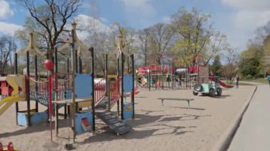 İsveç 'in Orebro şehrindeki Stadsparken' de bir çocuk oyun parkının görüntüleri.