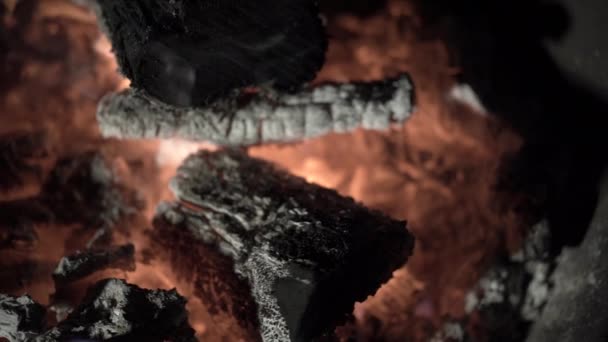Een Close Van Brandende Houtskool Sintels — Stockvideo