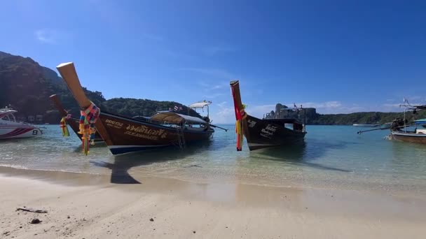 熱帯の島のビーチでタイのロングテールボート — ストック動画
