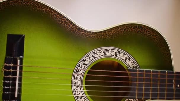 Die Klassische Grüne Gitarre Mit Alten Saiten — Stockvideo