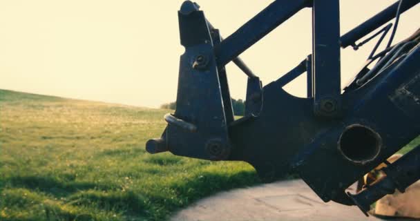 失われた野蛮人の農場に停められた大きなトラクターの詳細 — ストック動画