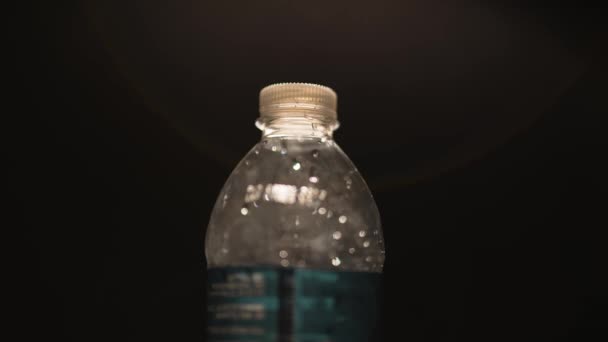 Proyector Una Botella Agua Plástico — Vídeo de stock